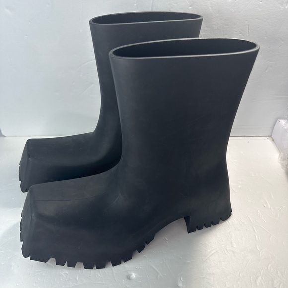 Step Boldly with the Balenciaga Trooper Rubber Boots –Rugged Elegance for Women! - Picture 10 of 15